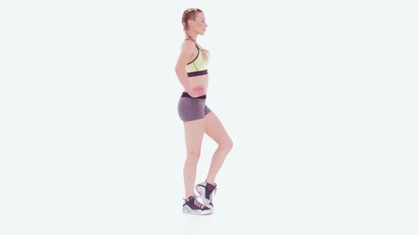 Fitness trainer menina fazendo pé única perna reta vista lateral elevador frontal. Esportes tutoriais de vídeo isolado em branco. Conceito de saúde. Conceito desportivo. Imagens coloridas. Prores 422 — Vídeo de Stock