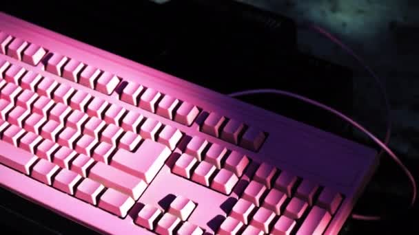 Przenośna niechciana różowa klawiatura dla dziewcząt bez widocznych naklejek lub odcisków postaci. Kolorowe nagranie. Prores 422 — Wideo stockowe
