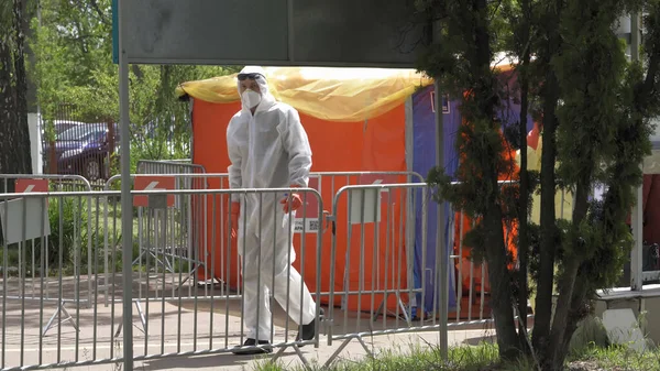 Doctor in suit of epidemiological protection walks along red corridor of highest degree of danger at entrance to hospital. Centre of counteraction covid-19. City Hospital. May, 2020, Brovary, Ukraine — Stock Photo, Image