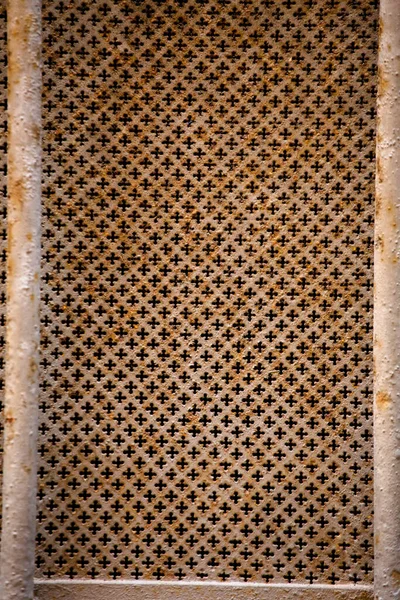 Rusty metal lattice or grille on window of old building. Texture or abstract background — Stock Photo, Image