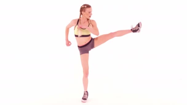 Γυμναστική γυμνάστρια με ψηλό πόδι κλωτσάει την μπροστινή όψη. Αθλητικά βίντεο tutorials απομονώνονται σε λευκό. Η έννοια της υγειονομικής περίθαλψης. Αθλητική ιδέα. φιμέ βίντεο. Πρότυπα 422 — Αρχείο Βίντεο