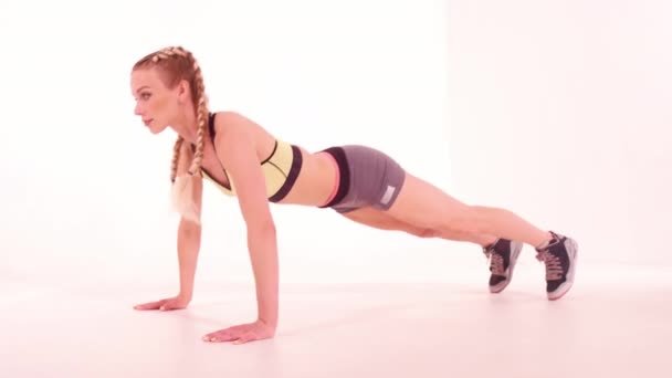 Trainer fille de remise en forme faisant push ups vue frontale latérale. Tutoriels vidéo de sport isolés sur blanc. Concept de soins de santé. Concept sportif. des images teintées. Prores 422 — Video