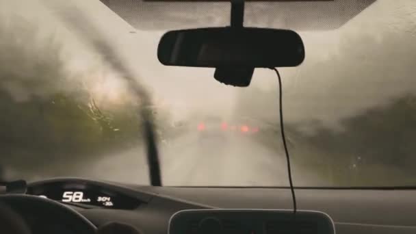 Conducteur en voiture électrique par temps pluvieux avec une mauvaise visibilité accélérant. Mars 2020. Kiev, Ukraine. Prores 422 — Video