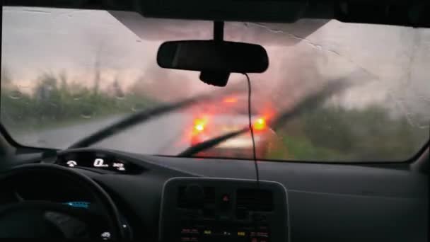 El conductor del hombre paró el coche para ayudar al conductor en un coche delante en un día lluvioso del tiempo con mala visibilidad. Buena gente en el concepto de la carretera. Marzo de 2020. Kiev, Ucrania. Prores 422 — Vídeos de Stock