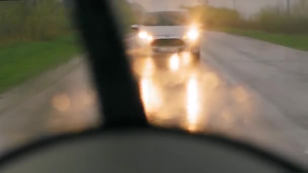 Yağmurlu bir günde ön ışıkları açık ve görüş mesafesi kötü olan bir arabayı takip etmek. Mart 2020. Kiev, Ukrayna. Prores 422 — Stok video