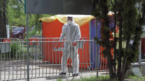 Doctor in suit of epidemiological protection walks along red corridor of highest degree of danger at entrance to hospital. Centre of counteraction covid-19. City Hospital. May, 2020, Brovary, Ukraine — Stock Photo, Image