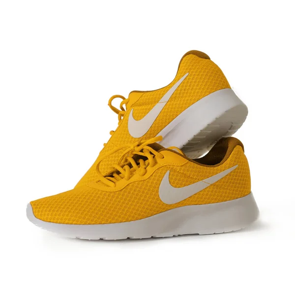 Sepatu kets warna kuning dari merek Nike. Sport unisex model untuk berjalan. Sepatu di latar belakang putih. Konsep gaya hidup. Mei 2019. Kiev, Ukraina — Stok Foto