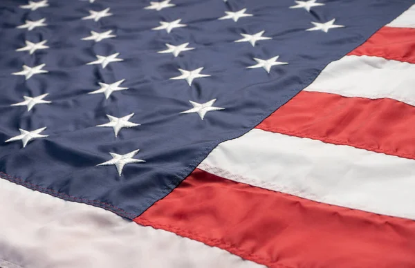Ριγέ Αμερικανέ με λευκά αστέρια πάνω του. Επιλεκτική εστίαση σε πρώτο πλάνο. Αφηρημένο μοτίβο ή φόντο με σημαία ΗΠΑ. Έννοια Ημέρα Ανεξαρτησίας. Κοντινό πλάνο — Φωτογραφία Αρχείου