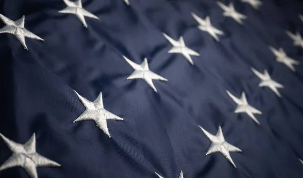 Estrellas blancas americanas en la bandera de USA. Enfoque selectivo en primer plano. Patrón abstracto o fondo con bandera de USA. Macro o tiro de cerca. Concepto patriótico —  Fotos de Stock