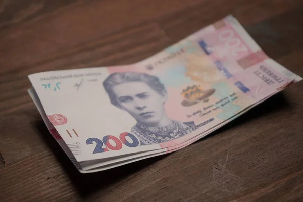 Pakiet nowych dwustu banknotów hrywien. Paczka nowych ukraińskich pieniędzy, papierowe hrywny. Selektywna koncentracja na numerze 200 na pierwszym planie. Koncepcja gotówki — Zdjęcie stockowe