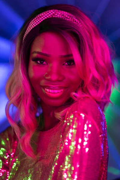 Sexy Afrikanerin lächelt in rosa Neonlicht. Porträt aus nächster Nähe. Helle Nacht Make-up-Konzept. Vogue-Konzept — Stockfoto