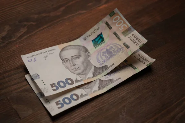 Dvě nové bankovky pro pět set hřiven. New Ukrainian 500 hryvnias papírové bankovky na stole. Koncept hotovostních peněz. Koncept vkladu — Stock fotografie