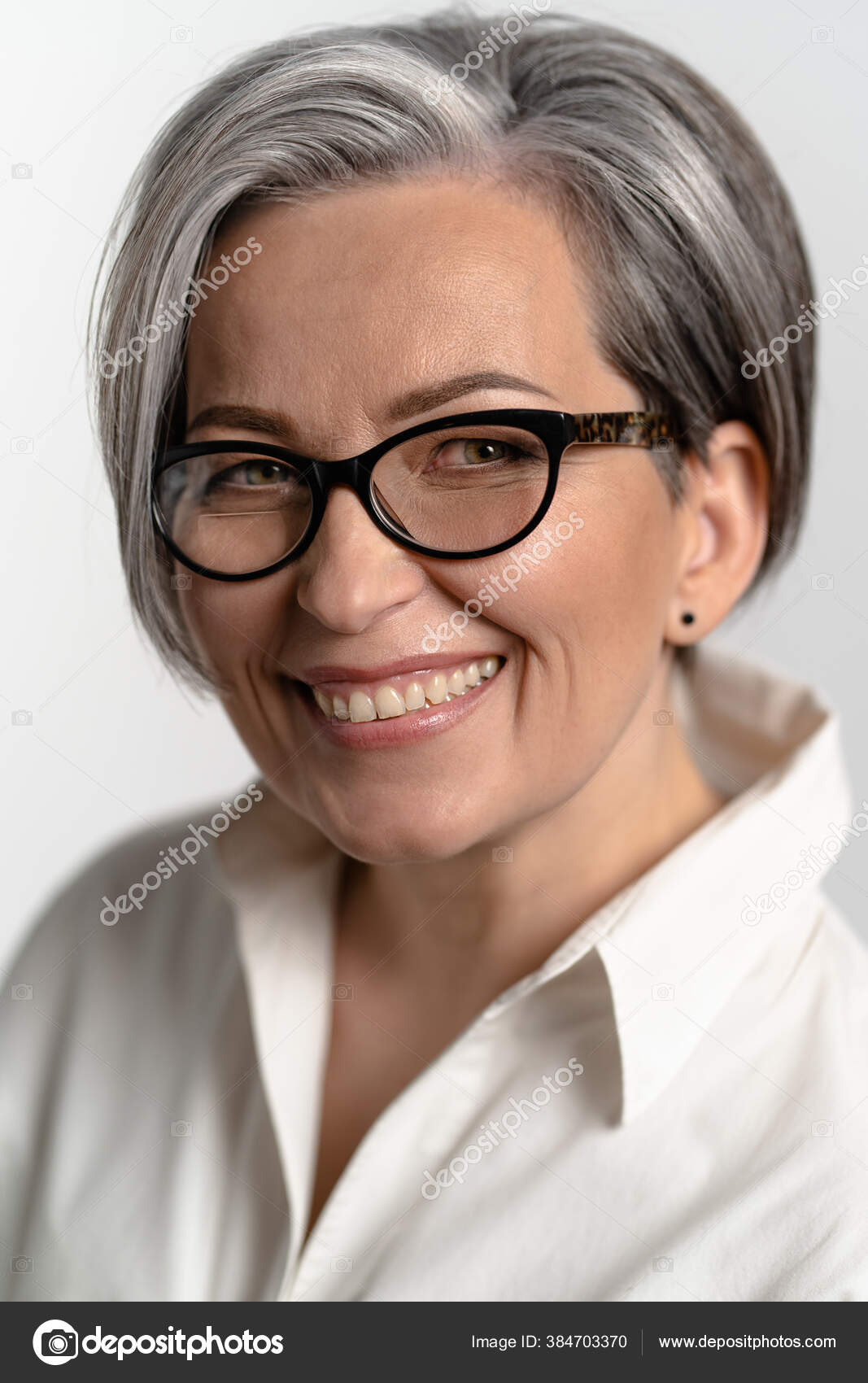 おばあさん 熟女 ヌー眼鏡老女 かなり白髪の女がカメラで微笑んだ。眼鏡と白いシャツを着た熟女は幅広く笑顔。ビジネスコンセプト。教育の概念。肖像画を閉じる — ストック写真 © svyatoslavlipik #384703370