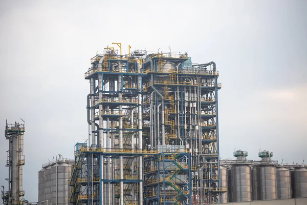 System rurociągów rafinerii ropy naftowej lub fabryki. Rafineria chemiczna. Konstrukcja zbiorników do przechowywania i przetwarzania oleju. Kwiecień 2013. Wiedeń, Austria — Zdjęcie stockowe