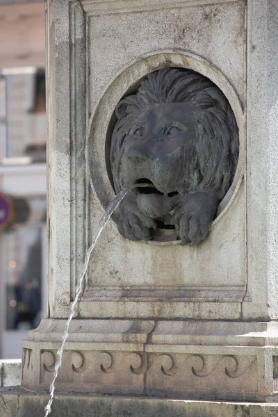 Josephs fountain. Bas-relief in the form of a lions head with running water. April, 2013. Vienna, Austria — Stock Photo, Image