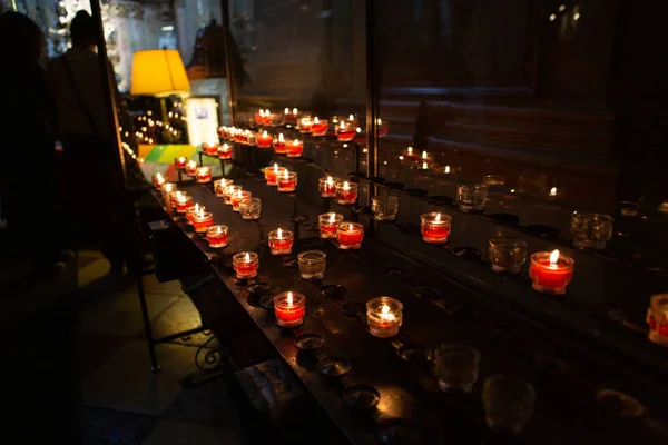 Brennende Kerzen im dunklen Raum des religiösen Tempels. April 2013. Wien, Österreich — Stockfoto