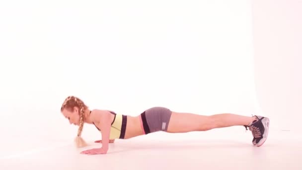 Fitness fille faisant push ups côté vue complète du corps. Tutoriels vidéo de sport isolés sur blanc. Concept de soins de santé. Concept sportif. des images teintées. Prores 422 — Video