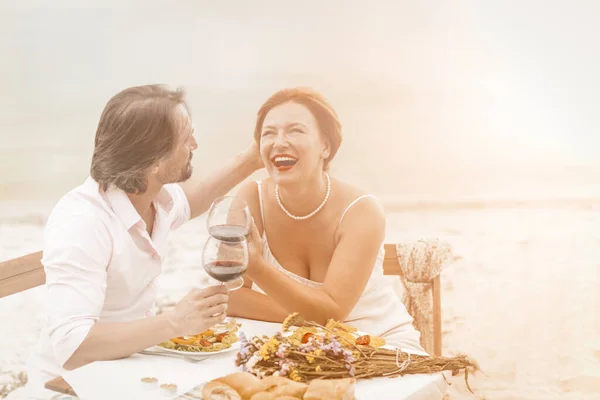 快乐成熟的男人和女人在户外喝酒.恋爱中的夫妻一起在海滨咖啡馆里休息。彩色图像 — 图库照片