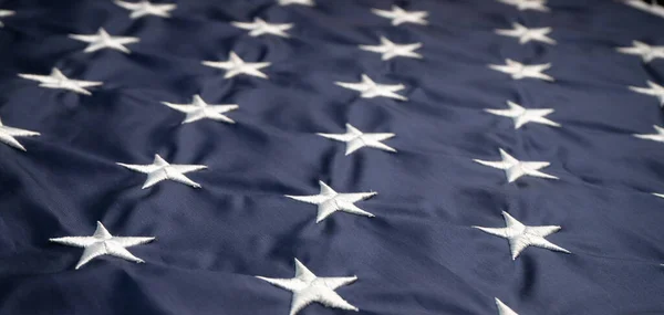 Estrelas americanas na bandeira dos EUA. Macro ou tiro de perto. Conceito de Dia da Independência — Fotografia de Stock