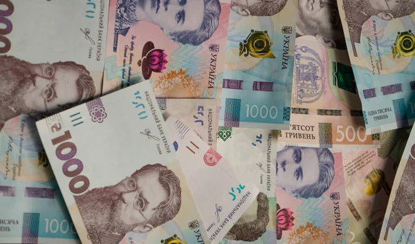 Ukrayna hrivniaları, soyut desenler veya yeni kağıt banknotların arka planı farklı yüz değerleri. Yatırım konsepti. Macro, kapat. Üst görünüm — Stok fotoğraf