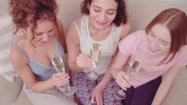 Gemeinsame Zeit mit Champagner. Schöne lächelnde Frauen, die gemeinsam Spaß zu Hause haben. Pijama-Party nur für Mädchen. Tonaufnahmen. Prores 422 — Stockvideo