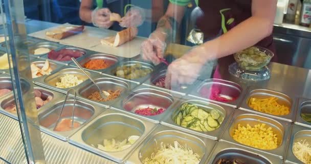 식당 종업원들은 요청에 따라 접시에 샐러드 재료로 양파를 얇게 썰어 넣는다. 뉴스 라인, 2017 년 9 월 우크라이나 키예프. 프로방스 422 — 비디오