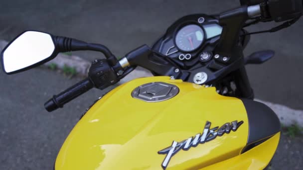 Top View Bajaj NS200 Volante de moto Pulsar com eletrônica, bem como o tanque de uma motocicleta esportiva. Ucrânia, Kiev, 06.16.2020 — Vídeo de Stock
