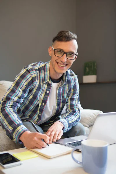 Conceito de trabalho remoto, home office. Visão de perto de um jovem sorridente trabalhando em freelance fora do escritório — Fotografia de Stock