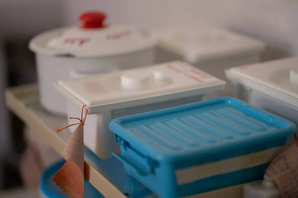 Caixas com etiquetas no consultório médico. Recipientes de armazenamento de plástico para suprimentos médicos. Um tiro de perto. Hospital da cidade. Maio, 2020, Brovary, Ucrânia — Fotografia de Stock