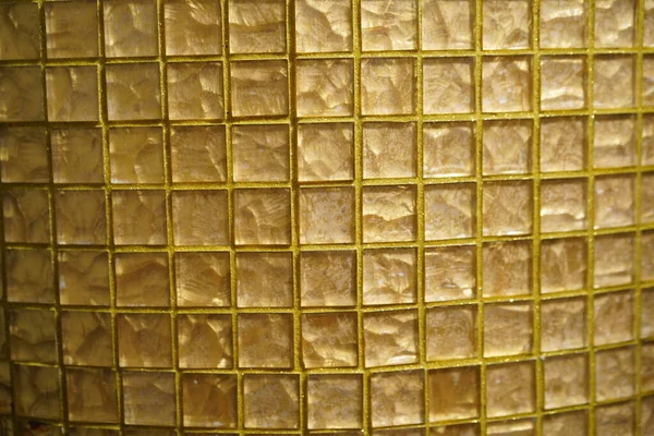 Textura xadrez de vidro dourado ou padrão de malha geométrica abstrata ou fundo. Vidro de cor dourada ou smalt mosaico com enchimento amarelo de costuras — Fotografia de Stock