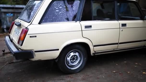 Eski Sovyet Lada VAZ 2104 otomobil tamiri servisi. Sahibi motoru kontrol etmeye geldi. Ekim, 2017. Kiev, Ukrayna. Prores 422 — Stok video