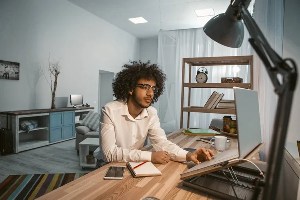 El hombre creativo trabaja portátil en el interior de la oficina en casa. Empleos de redactores o diseñadores. Concepto de horas extras. Concepto independiente. Imagen teñida — Foto de Stock