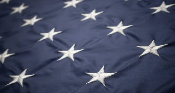 Mavi ABD bayrağında beyaz Amerikan yıldızları. Yakın çekim. — Stok fotoğraf
