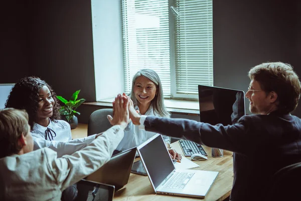 High Five Geste von verschiedenen Gruppen von Geschäftsleuten. Brainstorming-Team aus Büromitarbeitern. Getöntes Bild — Stockfoto