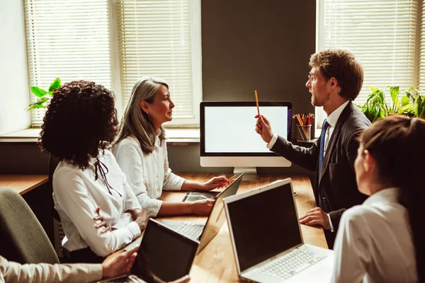 El empresario tiene una idea. Presentación del proyecto en la reunión del equipo diverso. Imagen tonificada — Foto de Stock