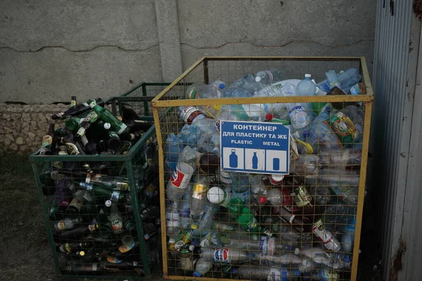 Bottiglie di plastica e vetro in contenitori per la spazzatura. Smistamento e riciclaggio dei rifiuti concetto. agosto 2018, Odessa, Ucraina — Foto Stock