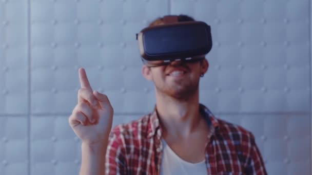 Guy touch libro virtual deslizándolo con el dedo usando gafas vr modernas en el interior. Guapo chico adolescente con auriculares de realidad virtual tratando de ajustar la realidad. Tecnologías modernas. Prores 422 — Vídeos de Stock