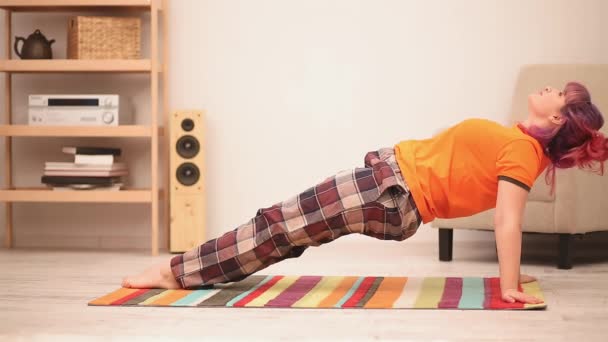 Meisje zittend op de vloer het uitvoeren van yoga stretch Achterzijde plank zit dan aan lotus ademhaling pose. Overgewicht concept. Gezond voedsel concept. Prores 422 — Stockvideo