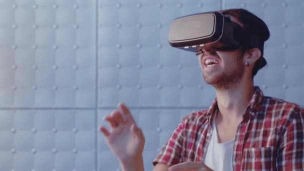 Jonge man visualiseerde een virtuele vrouw die een virtual reality headset droeg om de realiteit aan te passen. Man raken virtuele muur met behulp van moderne vr bril binnen. Moderne technologieën. Prores 422 — Stockvideo