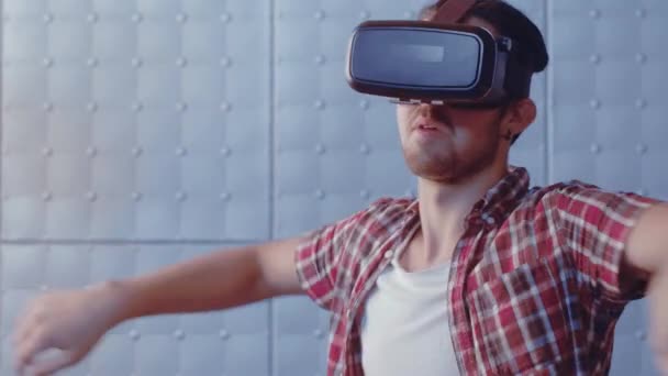 Hombre nadar en una piscina virtual o mar usando gafas vr modernas en el interior. Guapo chico adolescente con auriculares de realidad virtual tratando de ajustar la realidad. Tecnologías modernas. Prores 422 — Vídeos de Stock