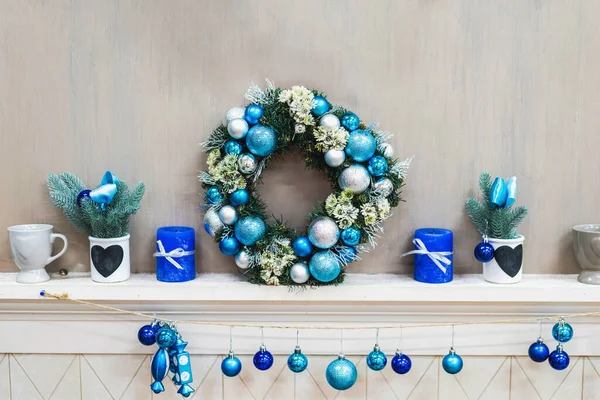 Interior de Ano Novo com grinalda de Natal de pequenas decorações coloridas de Ano Novo na moda branca. Atmosfera de férias em família — Fotografia de Stock