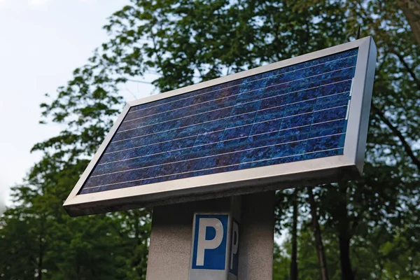 Panel solar en calle de la ciudad. Fuentes de energía alternativas. Energía verde. Energía soleada. Concepto de ambiente limpio. Abril de 2013. Viena, Austria — Foto de Stock