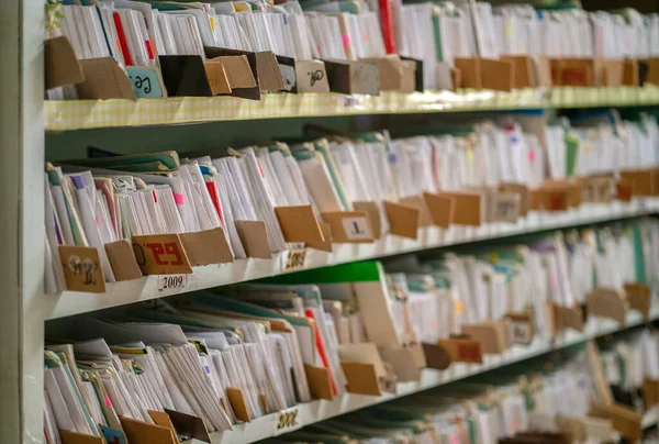 Schede del paziente nel registro dell'ospedale. Concentrati sul lato sinistro dell'immagine. Ospedale cittadino. maggio, 2020, Brovary, Ucraina — Foto Stock