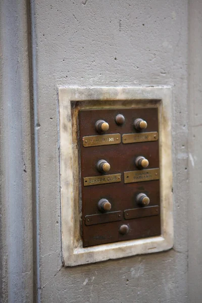 Retro intercom vid ingången till byggnaden. Selektivt fokus på namnskylt med Europa Club inskription i mitten av bilden. Maj 2013. Pisa, Italien — Stockfoto