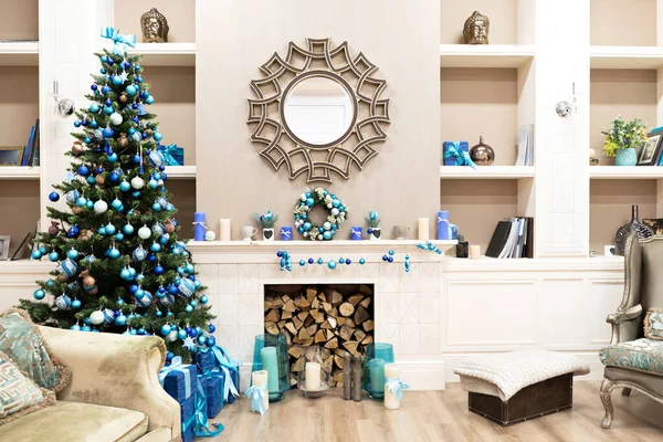 Belo interior de ano novo com árvore de Natal no canto. Commode branco e espelho decorado na parede. Doce conforto doméstico — Fotografia de Stock