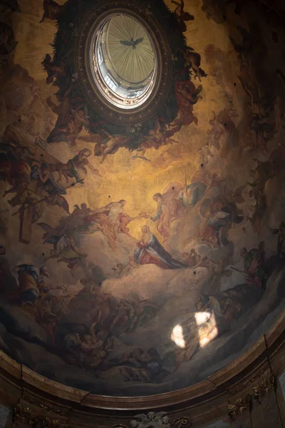 Régi ősi festmény, freskó a templom mennyezetén. Búra belső dekoráció. Szent Péter keresztény temploma. 2013. április, Bécs Ausztria — Stock Fotó