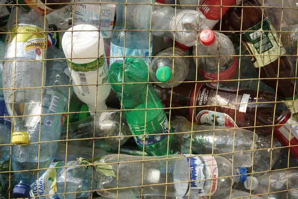 Puste plastikowe butelki w koszu na śmieci. Tarty pojemnik na śmieci z wyrzuconym plastikiem lub opakowaniem dla zwierząt domowych. Koncepcja środowiska i ekologii. Koncepcja recyklingu. Sierpień 2018, Odessa, Ukraina — Zdjęcie stockowe