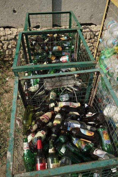 Используются выброшенные стеклянные бутылки в мусорных или мусорных контейнерах. Концепция переработки мусора. Август 2018, Одесса, Украина — стоковое фото
