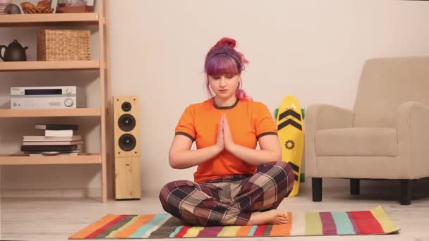 Woman in meditation pray in asian style on mat in bedroom. Meditation concept. Plus sized girl doing yoga — Stock Video