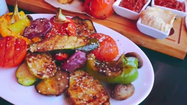 Légumes rôtis avec viande dans un style rustique sur la table. Fond sombre. Une nourriture saine. Nutrition fraîche saine — Video